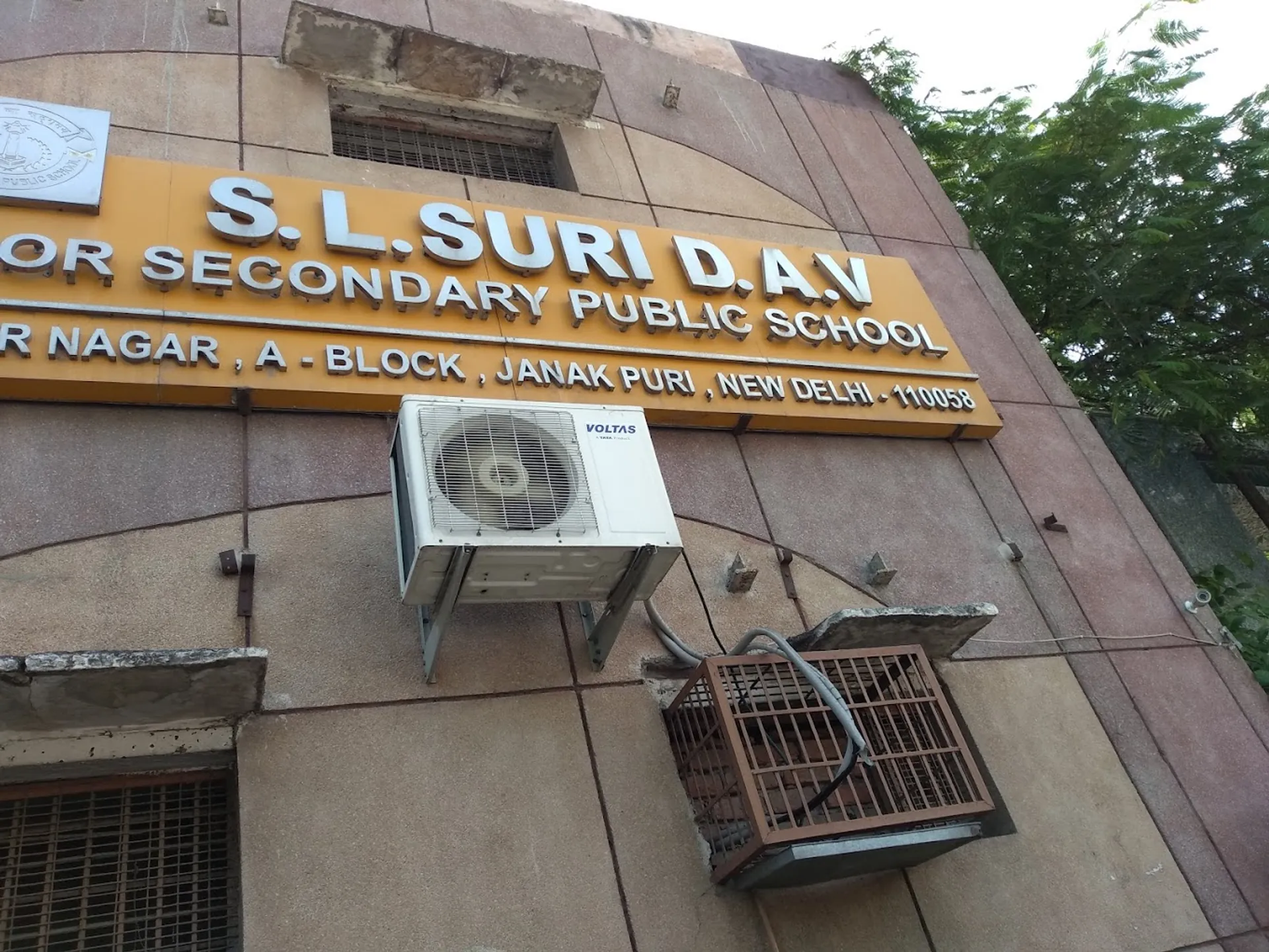 S.L. Suri DAV Public School